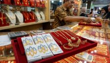 Aktivitas jual beli perhiasan dan emas batangan di salah satu gerai toko emas Kota Jambi.(ilustrasi poto: AI).