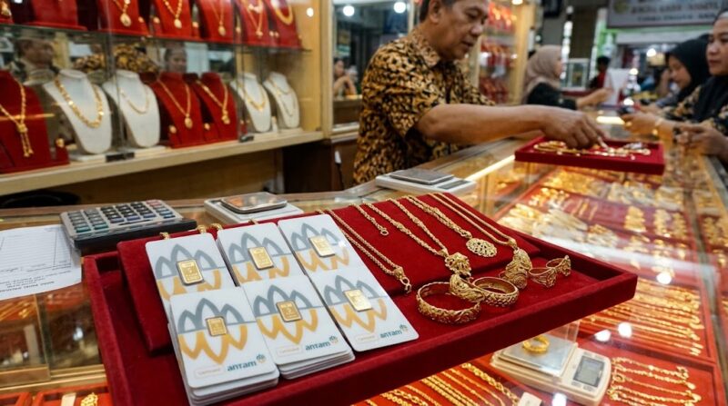 Aktivitas jual beli perhiasan dan emas batangan di salah satu gerai toko emas Kota Jambi.(ilustrasi poto: AI).
