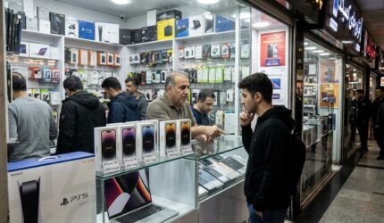 iPhone 18 menembus pasar gelap Teheran via Sulaimaniyah meski diblokade sanksi AS. Bea masuk tinggi dan krisis ekonomi mencekik daya beli masyarakat Iran.