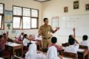 Ilustrasi: suasana belajar mengajar guru PPPK atau ASN di dalam kelas sekolah dasar di Indonesia.(poto: AI).