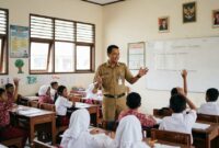 Ilustrasi: suasana belajar mengajar guru PPPK atau ASN di dalam kelas sekolah dasar di Indonesia.(poto: AI).