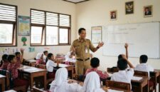 Ilustrasi: suasana belajar mengajar guru PPPK atau ASN di dalam kelas sekolah dasar di Indonesia.(poto: AI).