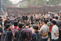 Puluhan mahasiswa mendatangi Kantor Gubernur Jambi untuk menuntut transparansi anggaran Banpres Jambi senilai Rp30 miliar, Senin (12/10/2026).(poto: jamberita.com).