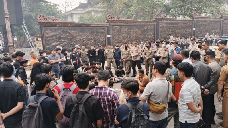 Puluhan mahasiswa mendatangi Kantor Gubernur Jambi untuk menuntut transparansi anggaran Banpres Jambi senilai Rp30 miliar, Senin (12/10/2026).(poto: jamberita.com).
