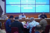 Gubernur Jambi Al Haris memimpin langsung rapat koordinasi lintas instansi di Rumah Dinas Gubernur Jambi pada Sabtu malam (17/10/2026).(poto: istimewa).