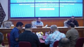 Gubernur Jambi Al Haris memimpin langsung rapat koordinasi lintas instansi di Rumah Dinas Gubernur Jambi pada Sabtu malam (17/10/2026).(poto: istimewa).