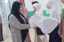 Ketua ISMI Jambi Hj Ernawati menyambangi Ponpes Daarut Attauhid Kumpeh pada Hari Santri, membagikan santunan Rp40,5 juta dan pesan moral.(poto: jambilink.id).