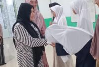 Ketua ISMI Jambi Hj Ernawati menyambangi Ponpes Daarut Attauhid Kumpeh pada Hari Santri, membagikan santunan Rp40,5 juta dan pesan moral.(poto: jambilink.id).