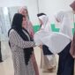 Ketua ISMI Jambi Hj Ernawati menyambangi Ponpes Daarut Attauhid Kumpeh pada Hari Santri, membagikan santunan Rp40,5 juta dan pesan moral.(poto: jambilink.id).