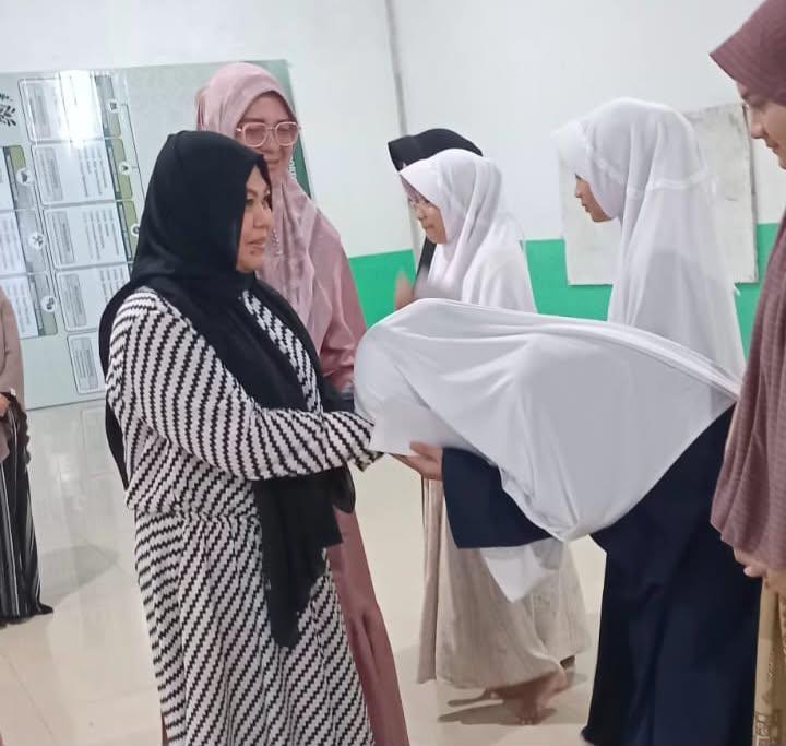 Ketua ISMI Jambi Hj Ernawati menyambangi Ponpes Daarut Attauhid Kumpeh pada Hari Santri, membagikan santunan Rp40,5 juta dan pesan moral.(poto: jambilink.id).