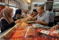 Ilustrasi Aktivitas jual beli emas perhiasan dan batangan Antam di gerai pasar tradisional kawasan Jambi.(poto: AI).