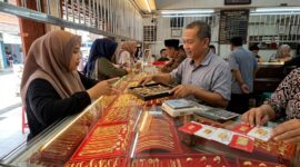 Ilustrasi Aktivitas jual beli emas perhiasan dan batangan Antam di gerai pasar tradisional kawasan Jambi.(poto: AI).