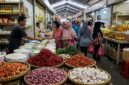 Ilustrasi Aktivitas warga berbelanja kebutuhan pokok di pasar tradisional Jakarta di tengah harga pangan yang bergerak variatif.(poto: AI).