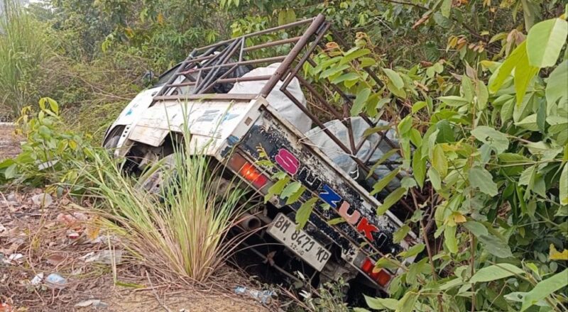 Mobil pikap Carry berkelir putih bernomor polisi BH 8471 KP nebgalami Insiden kecelakaan di Tebo.(poto: jambiprima.com).