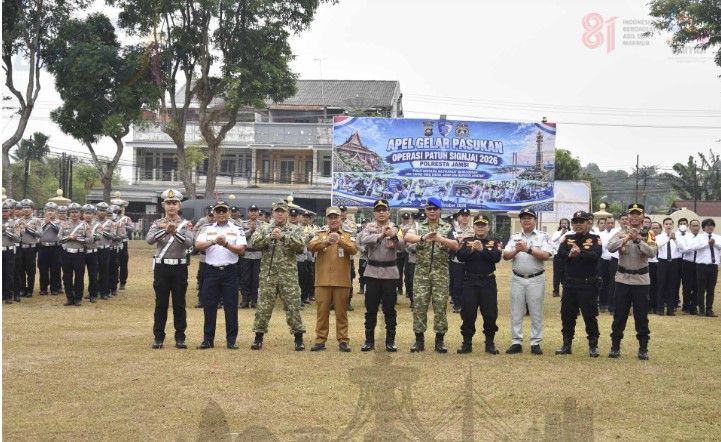 Wali Kota Jambi, Maulana, menghadiri langsung apel gelar pasukan di Lapangan Hijau Polresta Jambi pada Senin (26/10/2026).(poto: jambiprima.com).