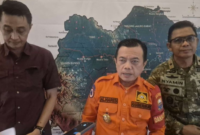 Gubernur Jambi Al Haris (tengah) bersama Danrem 042/Gapu Brigjen TNI Nyamin (kanan) saat memberikan keterangan kepada wartawan di Jambi, Selasa (13/10/2026).(poto: istimewa).