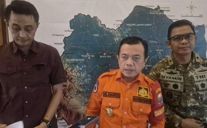 Gubernur Jambi Al Haris (tengah) bersama Danrem 042/Gapu Brigjen TNI Nyamin (kanan) saat memberikan keterangan kepada wartawan di Jambi, Selasa (13/10/2026).(poto: istimewa).