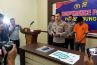 Ilustrasi: Polres Bungo menggelar konferensi pers kasus penipuan bukti transfer QRIS palsu bermodus AI senilai Rp89,9 juta.(poto: AI).