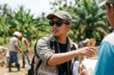 Ilustrasi: Seorang pekerja lapangan mengenakan kacamata hitam dan topi demi melindungi mata dari bahaya radiasi sinar ultraviolet.(poto: AI).