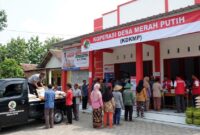 Ilustrasi: Warga antre membeli beras dan gas elpiji bersubsidi di gerai Koperasi Desa Merah Putih dengan dukungan armada pikap.(poto: AI).