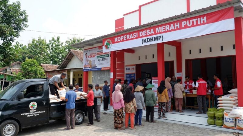 Ilustrasi: Warga antre membeli beras dan gas elpiji bersubsidi di gerai Koperasi Desa Merah Putih dengan dukungan armada pikap.(poto: AI).
