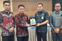 Sekretaris Daerah Kota Sungai Penuh, Alpian, menyambut kedatangan rombongan tersebut di Aula Kantor Wali Kota pada Kamis (08/10).