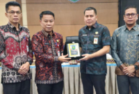 Sekretaris Daerah Kota Sungai Penuh, Alpian, menyambut kedatangan rombongan tersebut di Aula Kantor Wali Kota pada Kamis (08/10).