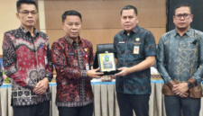Sekretaris Daerah Kota Sungai Penuh, Alpian, menyambut kedatangan rombongan tersebut di Aula Kantor Wali Kota pada Kamis (08/10).