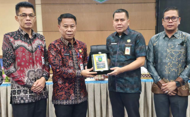 Sekretaris Daerah Kota Sungai Penuh, Alpian, menyambut kedatangan rombongan tersebut di Aula Kantor Wali Kota pada Kamis (08/10).