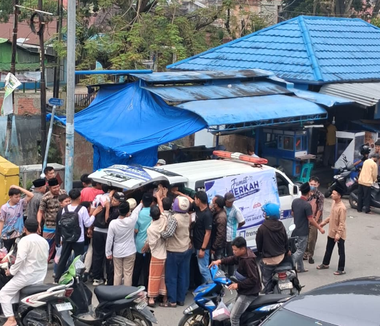 PT Tren Gen Horizon membagikan paket nasi kotak dan jus gratis dalam program Jumat Berkah di Masjid Raya Kota Sungai Penuh, Jumat (9/10/2026).(poto: Mardizal).