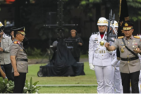 Kapolri Jenderal Suyudi Ario Seto saat serah terima panji-panji Polri dari Jenderal Listyo Sigit.(poto: istimewa).