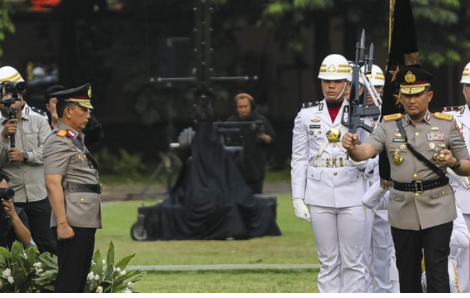 Kapolri Jenderal Suyudi Ario Seto saat serah terima panji-panji Polri dari Jenderal Listyo Sigit.(poto: istimewa).