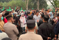 Ratusan warga bersama aliansi Gerakan Perlawanan Sipil mendatangi Gedung Dewan Perwakilan Rakyat Daerah Provinsi Jambi menuntut pembatalan rekomendasi relokasi stockpile Aur Kenali.(poto: istimewa).