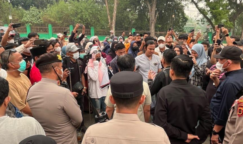 Ratusan warga bersama aliansi Gerakan Perlawanan Sipil mendatangi Gedung Dewan Perwakilan Rakyat Daerah Provinsi Jambi menuntut pembatalan rekomendasi relokasi stockpile Aur Kenali.(poto: istimewa).