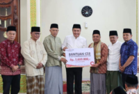 Wako Alfin menyerahkan bantuan dana pembangunan fisik senilai Rp5 juta untuk Masjid Raudatussa’adah.(poto: istimewa).