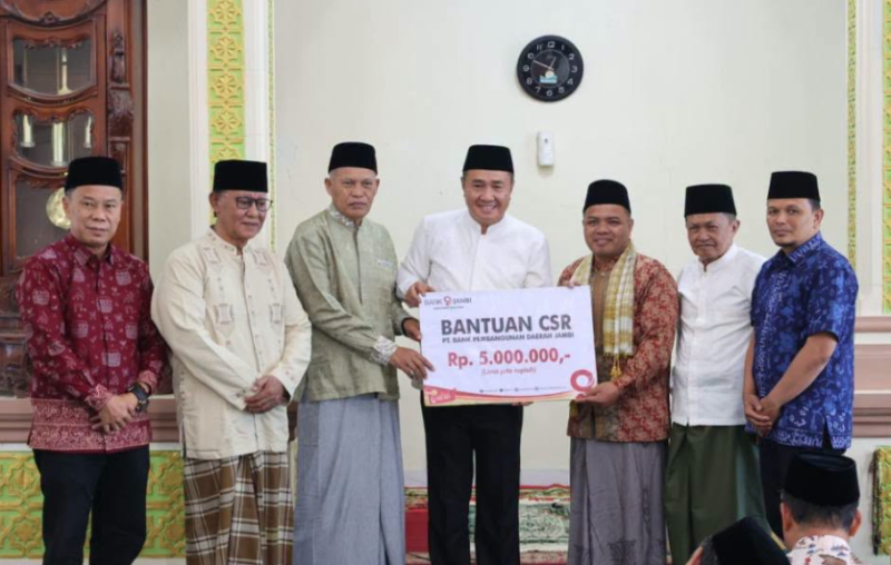 Wako Alfin menyerahkan bantuan dana pembangunan fisik senilai Rp5 juta untuk Masjid Raudatussa’adah.(poto: istimewa).