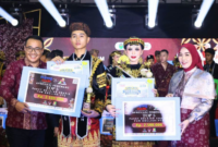 Wali Kota Sungai Penuh Alfin, SH dan Ibu Sri Kartini Alfin menyerahkan langsung apresiasi bagi pemenang pada Sabtu (3/10) malam.(poto: istimewa).