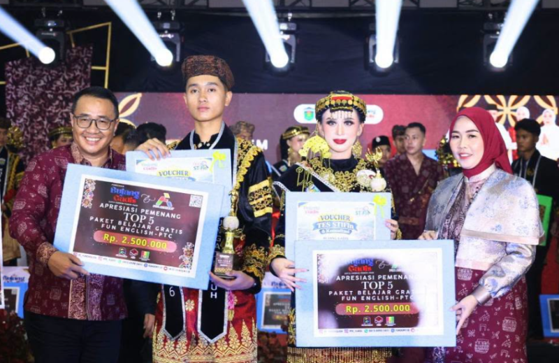 Wali Kota Sungai Penuh Alfin, SH dan Ibu Sri Kartini Alfin menyerahkan langsung apresiasi bagi pemenang pada Sabtu (3/10) malam.(poto: istimewa).