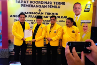Ketua DPD Partai Golkar Provinsi Jambi, Drs. H. Cek Endra, didampingi Sekretaris DPD, Ir. H. Ivan Wirata, ST., MM., MT., secara langsung menyerahkan Surat Keputusan (SK) Kepengurusan DPD Partai Golkar Kota Sungai Penuh kepada Hutri Randa, S.Sos., MM. (poto: istimewa).