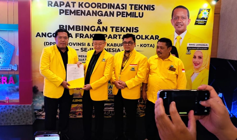 Ketua DPD Partai Golkar Provinsi Jambi, Drs. H. Cek Endra, didampingi Sekretaris DPD, Ir. H. Ivan Wirata, ST., MM., MT., secara langsung menyerahkan Surat Keputusan (SK) Kepengurusan DPD Partai Golkar Kota Sungai Penuh kepada Hutri Randa, S.Sos., MM. (poto: istimewa).