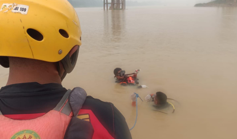 Tim SAR gabungan mengerahkan penyelam dan menyisir lokasi kejadian.(poto: istimewa).