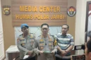 Kabid Humas Polda Jambi bersana Kabid Propam dan Dirreskrimum saat memberikan keterangan kepada wartawan.(poto: metrojambi.com).