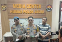 Kabid Humas Polda Jambi bersana Kabid Propam dan Dirreskrimum saat memberikan keterangan kepada wartawan.(poto: metrojambi.com).