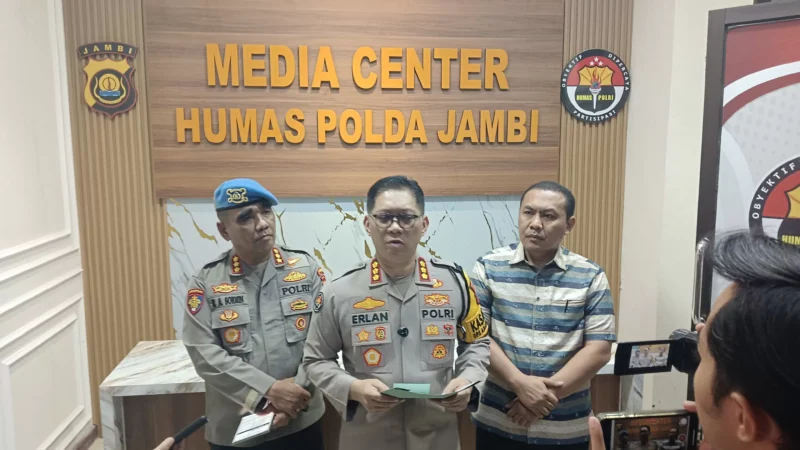 Kabid Humas Polda Jambi bersana Kabid Propam dan Dirreskrimum saat memberikan keterangan kepada wartawan.(poto: metrojambi.com).