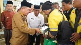 Gubernur Jambi salurkan sembako dan masker bagi masyarakat terdampak kebakaran hutan dan lahan di Kabupaten Bungo, Senin (19/10/2026).(poto: istimewa).