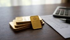 Emas batangan Antam di atas meja kerja berdampingan dengan catatan harga dan kalkulator untuk menghitung nilai investasi.(poto: AI).