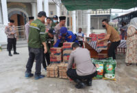 Polres Tanjung Jabung Barat bersama relawan Yayasan Budi Luhur menyalurkan bantuan sembako korban kebakaran di kawasan Tungkal Harapan pada Sabtu (17/10/2026).(poto: tribratanews.jambi.polri.go.id).