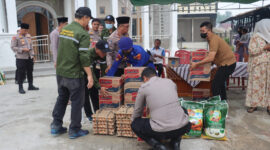 Polres Tanjung Jabung Barat bersama relawan Yayasan Budi Luhur menyalurkan bantuan sembako korban kebakaran di kawasan Tungkal Harapan pada Sabtu (17/10/2026).(poto: tribratanews.jambi.polri.go.id).