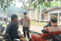 Bhabinkamtibmas menyambangi warga RT 13 Desa Tanjung Pasir, Kecamatan Kuala Betara, Kabupaten Tanjung Jabung Barat, untuk membangun kewaspadaan bersama.(poto: tribratanews.jambi.polri.go.id).