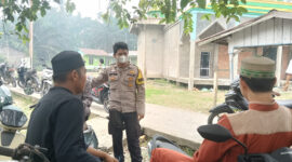 Bhabinkamtibmas menyambangi warga RT 13 Desa Tanjung Pasir, Kecamatan Kuala Betara, Kabupaten Tanjung Jabung Barat, untuk membangun kewaspadaan bersama.(poto: tribratanews.jambi.polri.go.id).